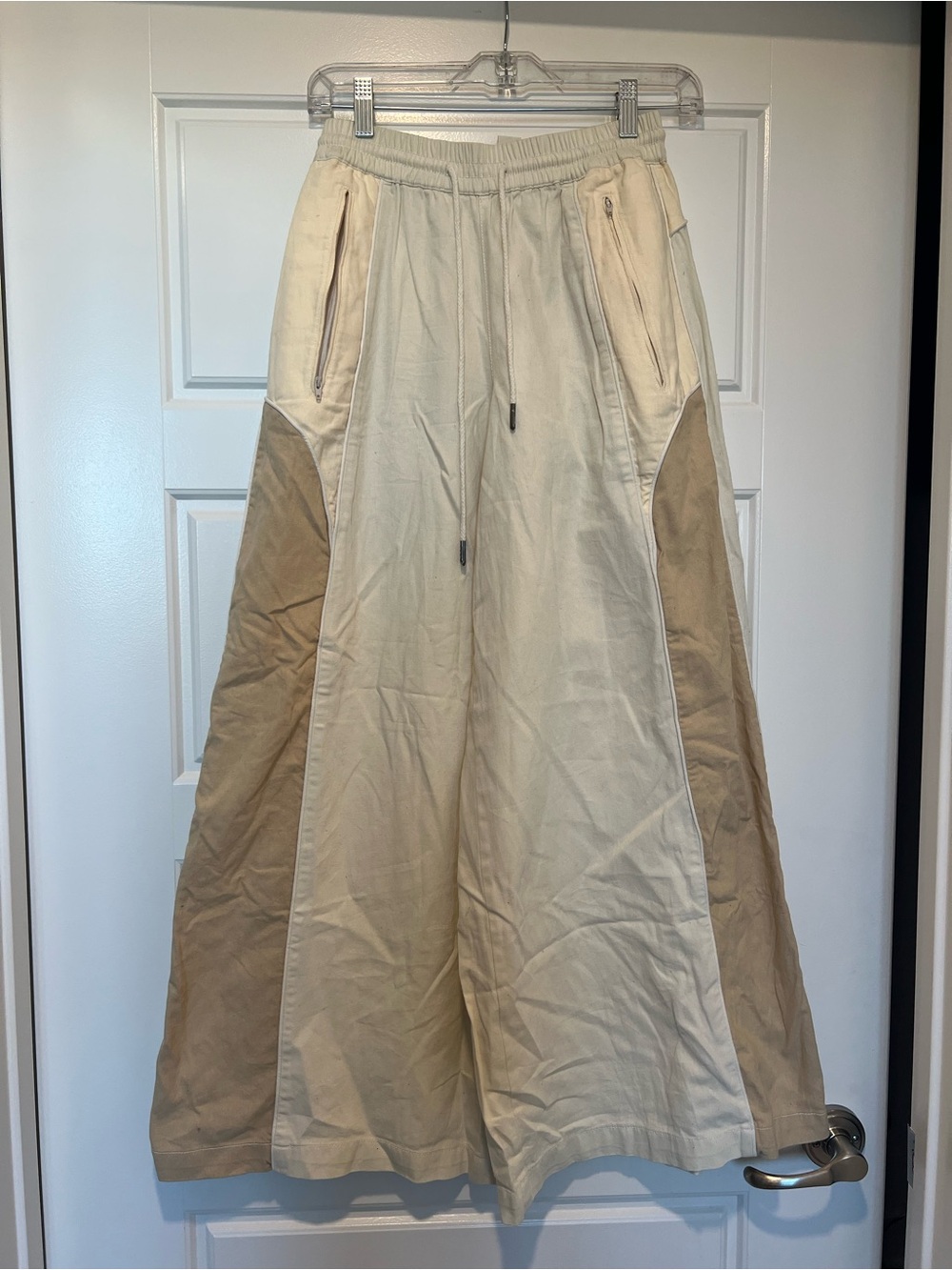 BDG Urban Outfitters Wide-Leg Colorblock panel elastic pant in Cream and Tan